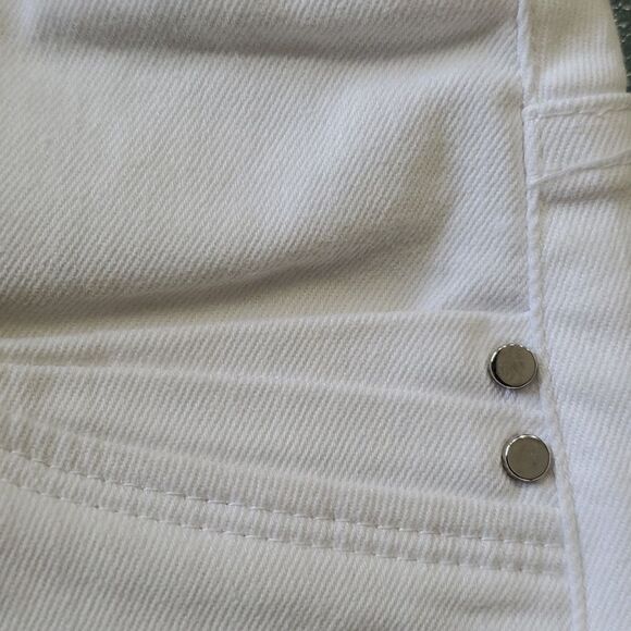 ATTYRE white jeans, size 4. Straight leg. Streatch fabric. GREAT CONDITION. - Picture 8 of 8